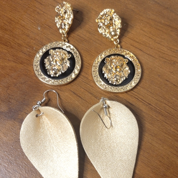 Gold Earring Set - Picture 4 of 4
